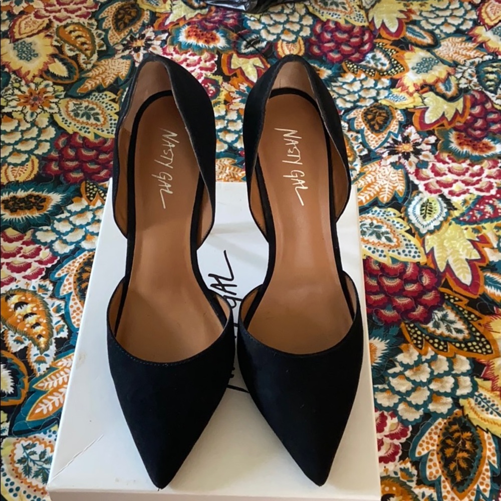 Black high heel pumps